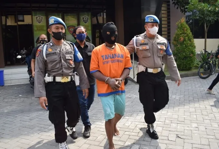 Keterlaluan, Bapak Rantai dan Perkosa Anak Tiri hingga Hamil