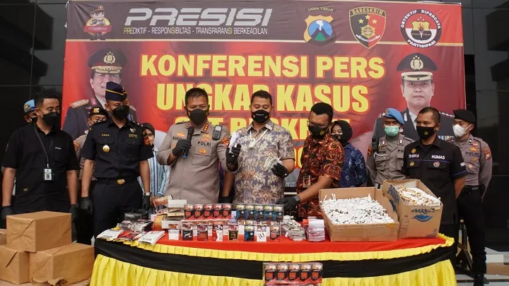 Polisi Bongkar Pengepakan Rokok Tanpa Pita Cukai Bernilai Ratusan Juta
