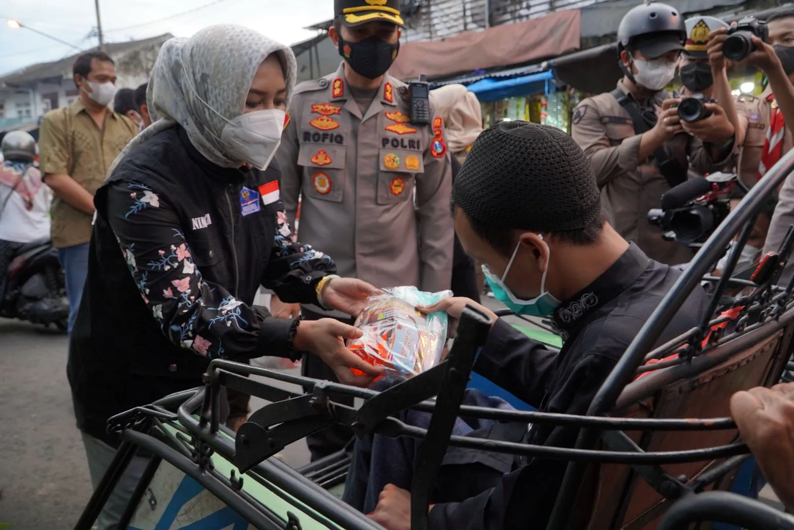 Antisipasi Lonjakan Omicron, Tiga Pilar Kota Mojokerto Turun Bagikan Paket Disiplin Prokes