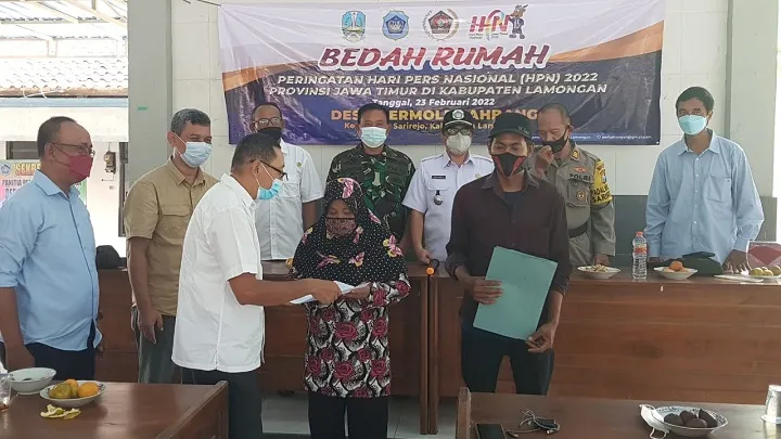 PWI Jatim dan Lamongan Bedah Rumah Warga Miskin