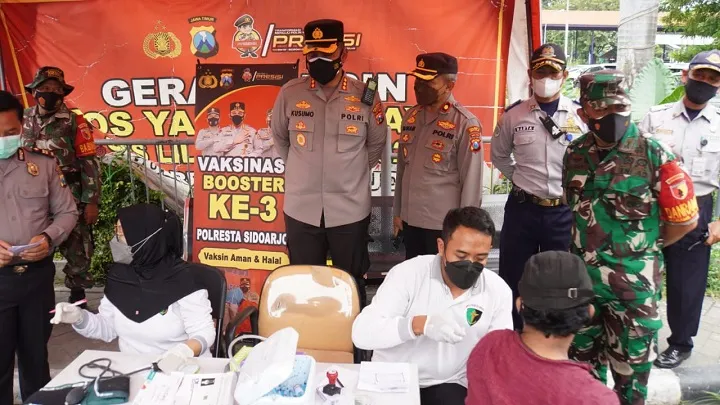 Polresta Sidoarjo Vaksinasi Booster Awak Bus Terminal Purabaya Bungurasih