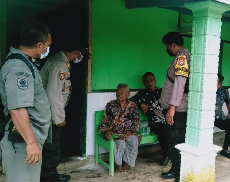 Tim Pamor Keris Bagikan Masker Gratis di Pasar Hewan Trenggalek
