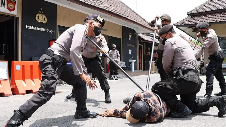Petugas Jaga Polres Jombang "Diserang" OTK