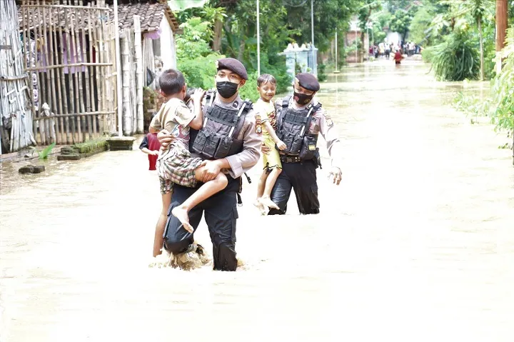 Polres Ponorogo Bantu Evakuasi Korban Bencana Banjir di Ngasinan Jetis