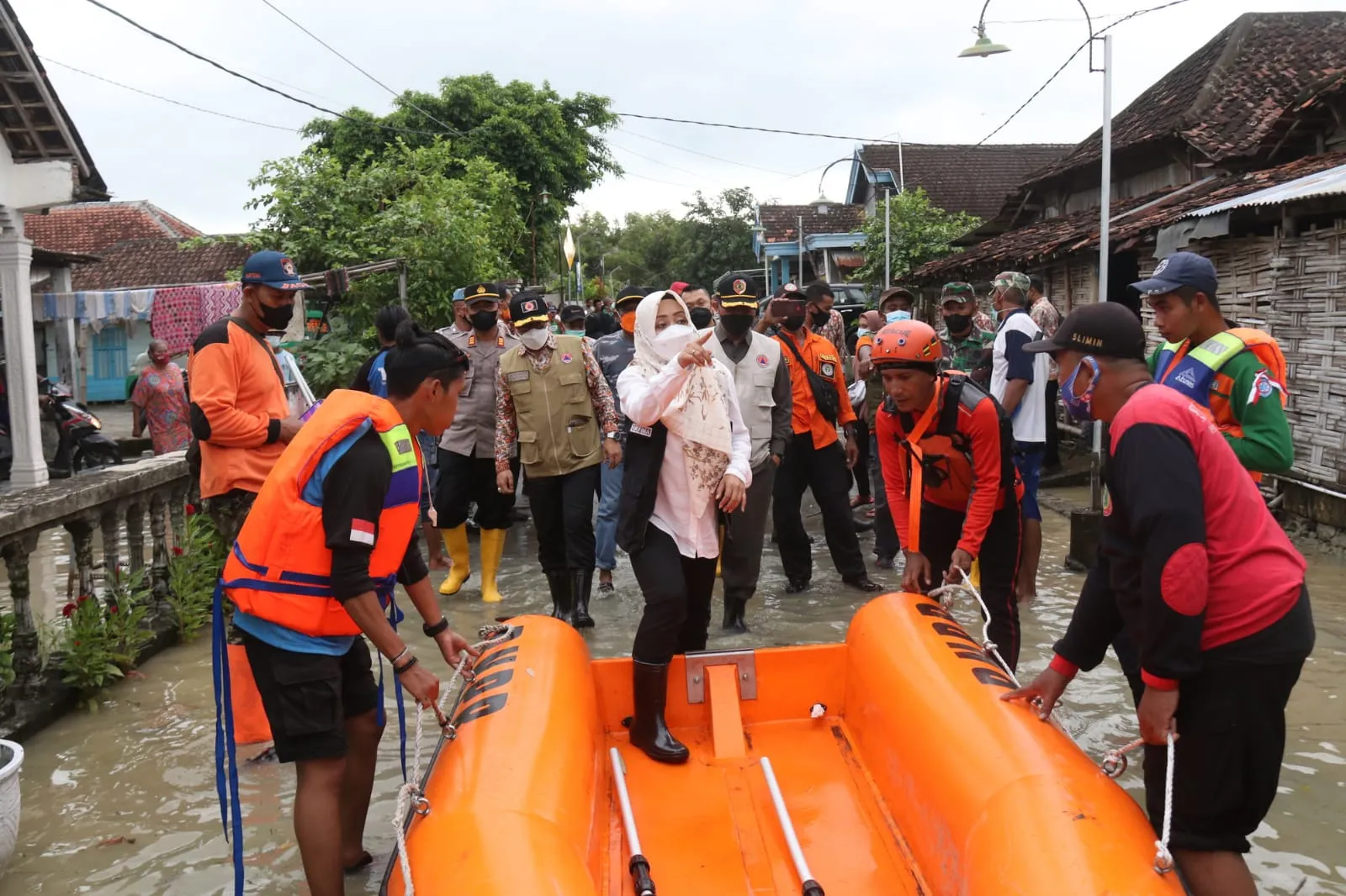 Tinjau Lokasi Banjir, Bupati Mojokerto Pastikan Warga Terdampak Aman dan Sehat