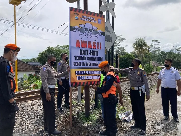 Antisipasi Kecelakaan di Perlintasan Rel Kereta Api, Satlantas Polres Blitar Pasang Banner Peringatan
