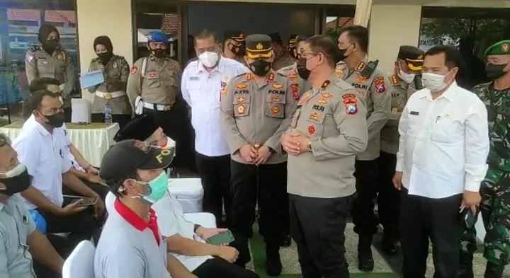 Wakapolda Jatim Tinjau Vaksinasi Lansia di Polsek Driyorejo