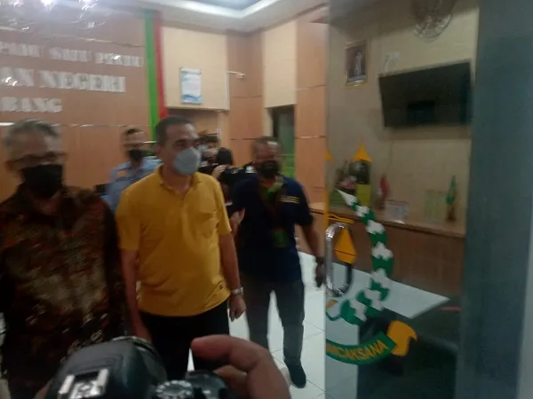 Dipanggil selalu Mangkir,  Terpidana Korupsi KUPS Rp 49,5 M Serahkan Diri ke Kejari Jombang