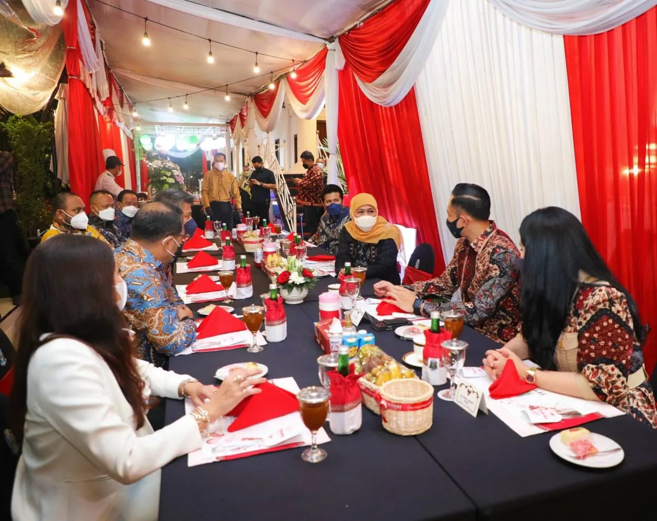 Sambil Makan Durian, AHY Puji Terobosan Program Desa Devisa Milik Khofifah-Emil