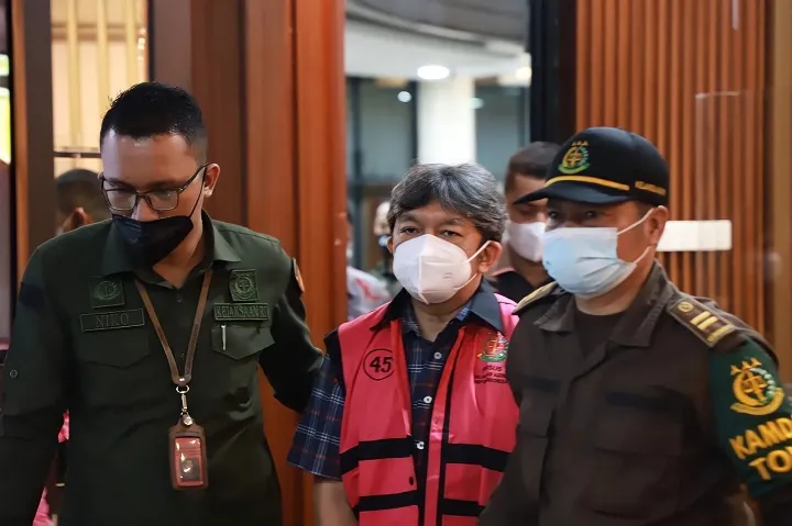 Tangan Diborgol, Bos Garuda Bungkam