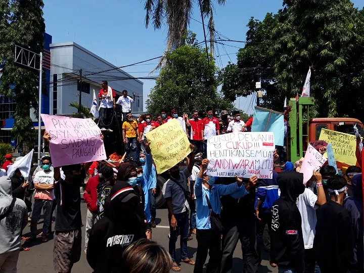 Imbas Pemberhentian PTT RSUD, DPRD kota Probolinggo Dilurug Aliansi LSM