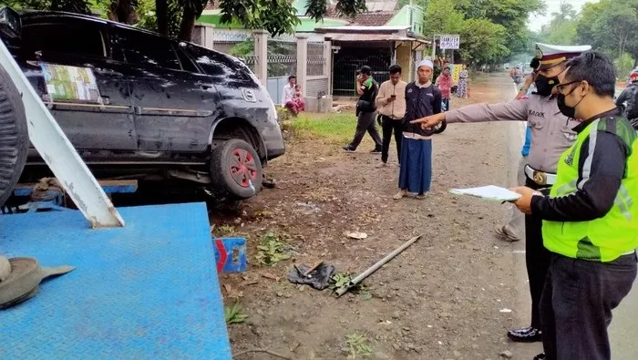 Mobil D'Masiv Tabrakan di Situbondo, Selamat Semua