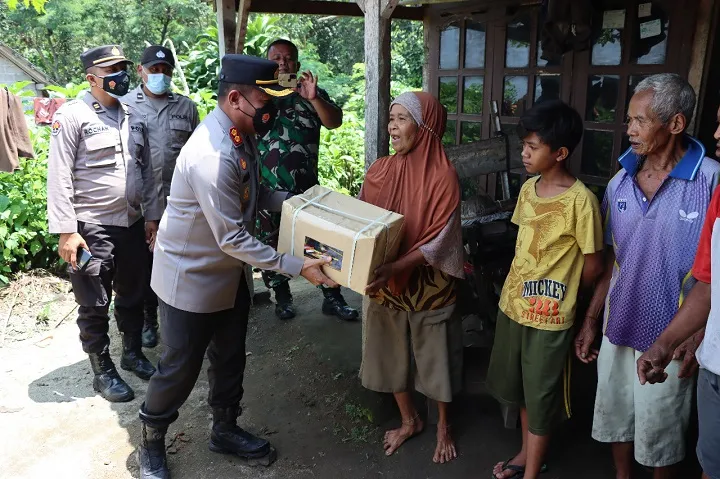 Kapolres Blitar Kota bersama Komandan Kodim 0808 Blitar, Lakukan Peninjauan Lokasi Terdampak Bencana Puting Beliung