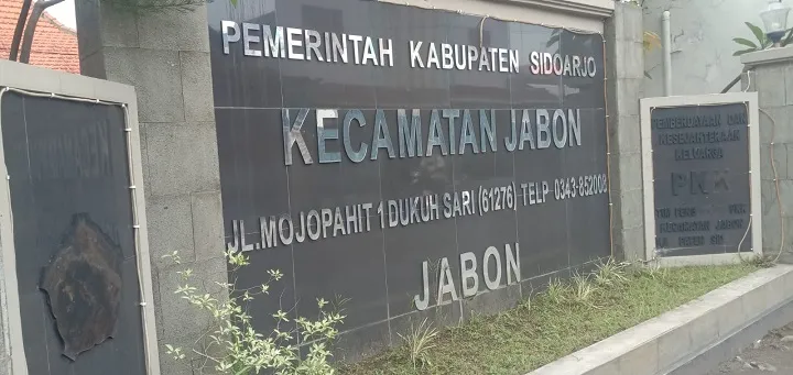 Warga Kecamatan Jabon Keluhkan Pengurusan KTP Lamban