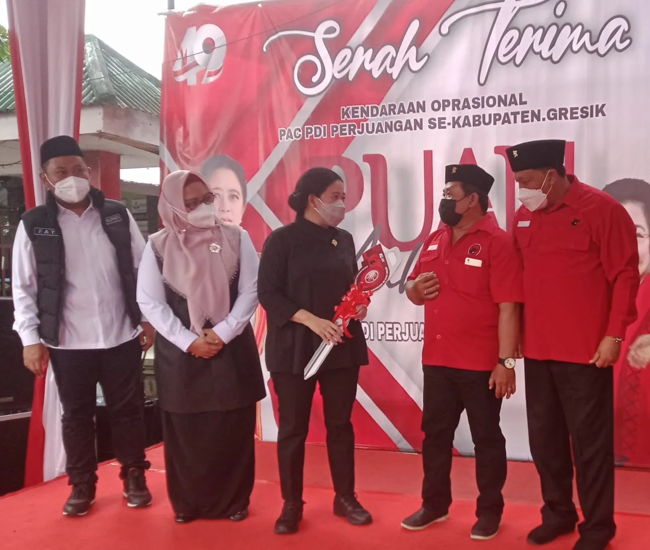 Puan Maharani Bagi-bagi Motor untuk PAC PDIP di Gresik