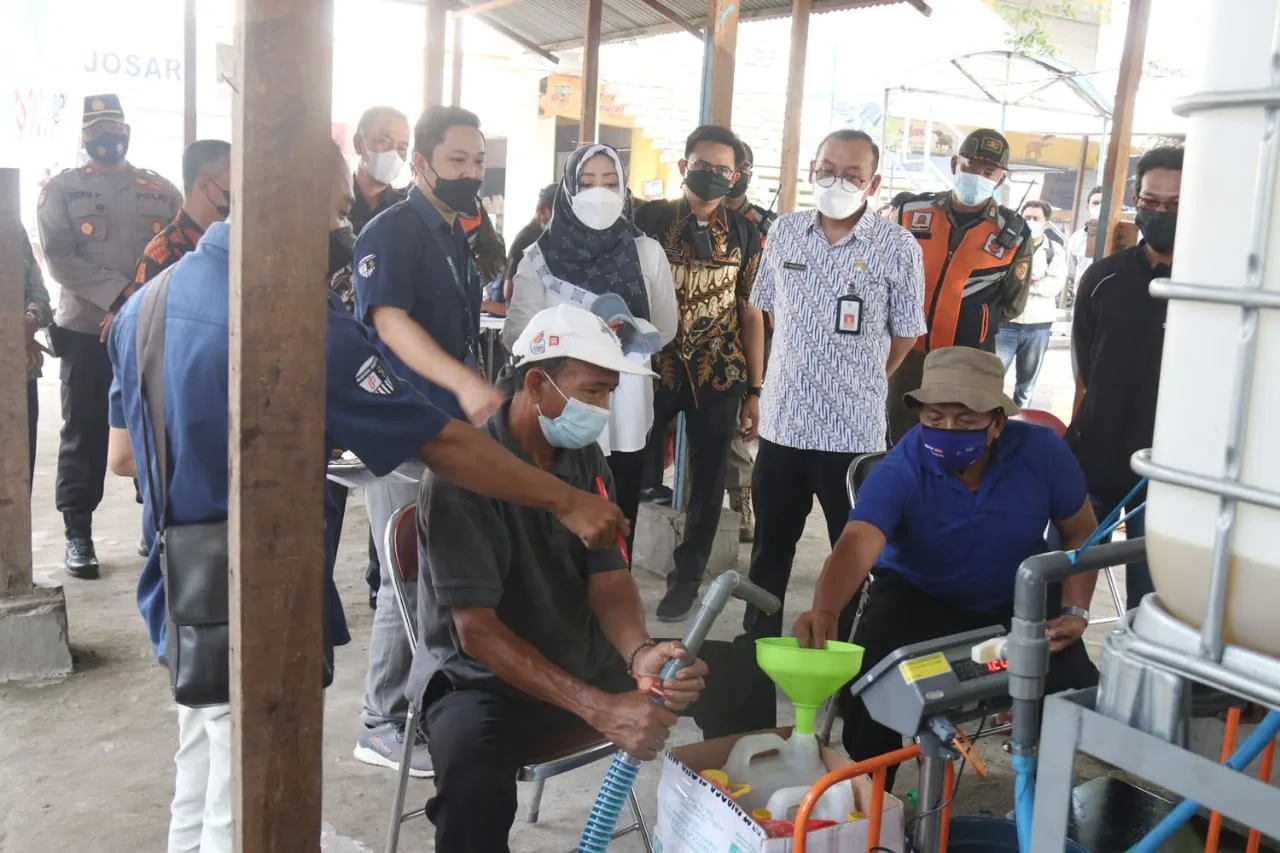 Bupati Mojokerto Tinjau Distribusi Ribuan Liter Migor Curah untuk Pedagang dan IKM