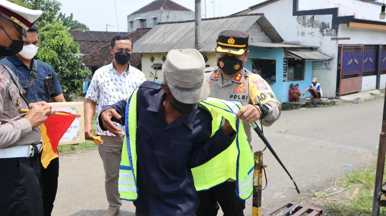 Jelang Akhir Operasi Keselamatan Semeru 2022, Kapolres Blitar Kota Tinjau Pintasan Rel Kereta Api tak Berpalang Pintu