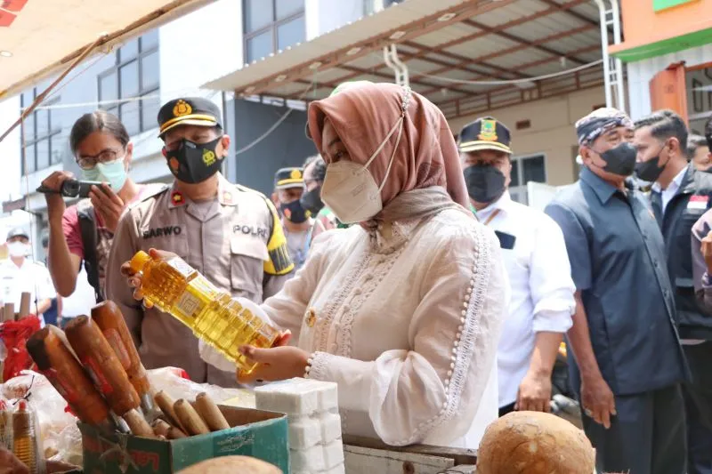 Sidak Bahan Pangan, Wali Kota Ning Ita Temukan Minyak Goreng Mahal