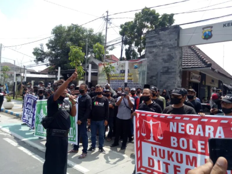 Tuntut Anak Kiai di Jombang Tersangka Pencabulan Ditahan, Masyarakat Geruduk Polres