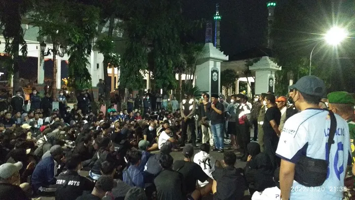 Kecewa Persela Terdegradasi, Suporter Rusak Sekretariat dan Lemparkan Flare ke Pendopo Bupati