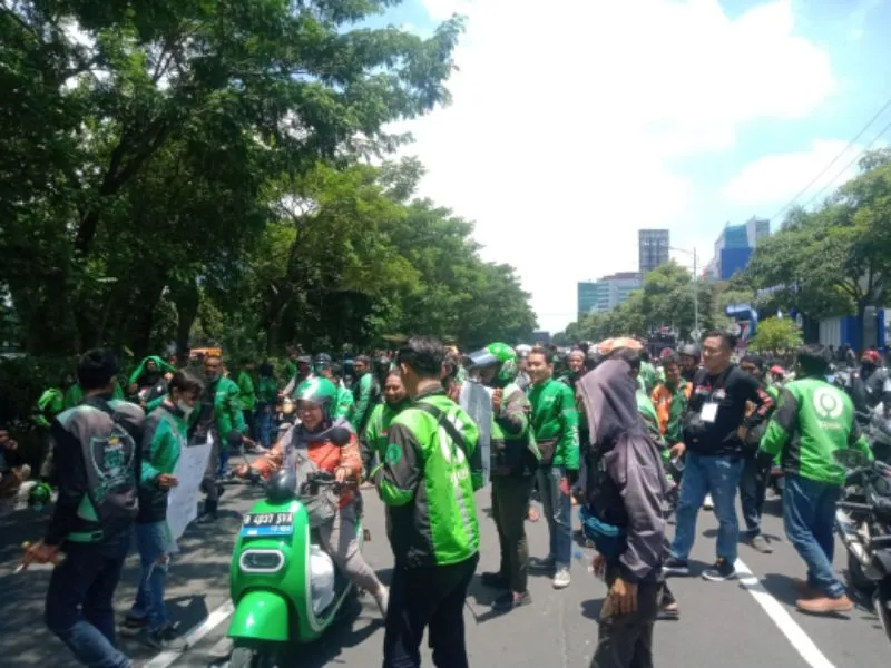 Ojol yang Masih Terima Orderan, Di-Sweeping