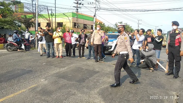 Jembatan Ngaglik 1 Lamongan Ambles, Arus Lalu Lintas Tersendat