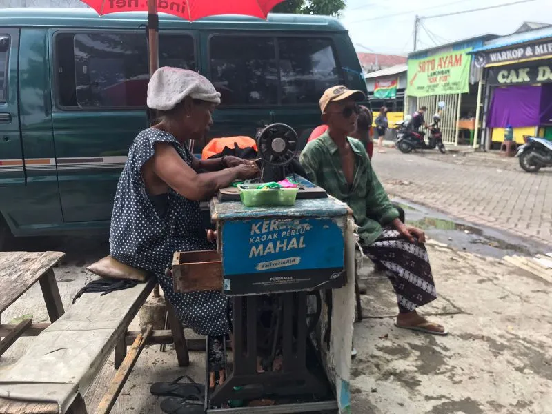 Terdampak Pandemi, Penjual Warung Kelontong Nyambi  Terima Jahitan