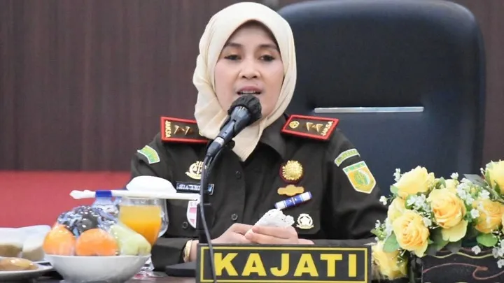 Kajati Jatim Dijabat Doktor Ilmu hukum Perempuan Berhijab Cantik