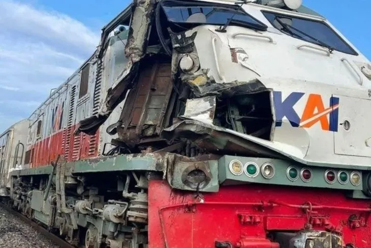 Petugas Lalai, KA Tabrak Dua Truk Sekaligus