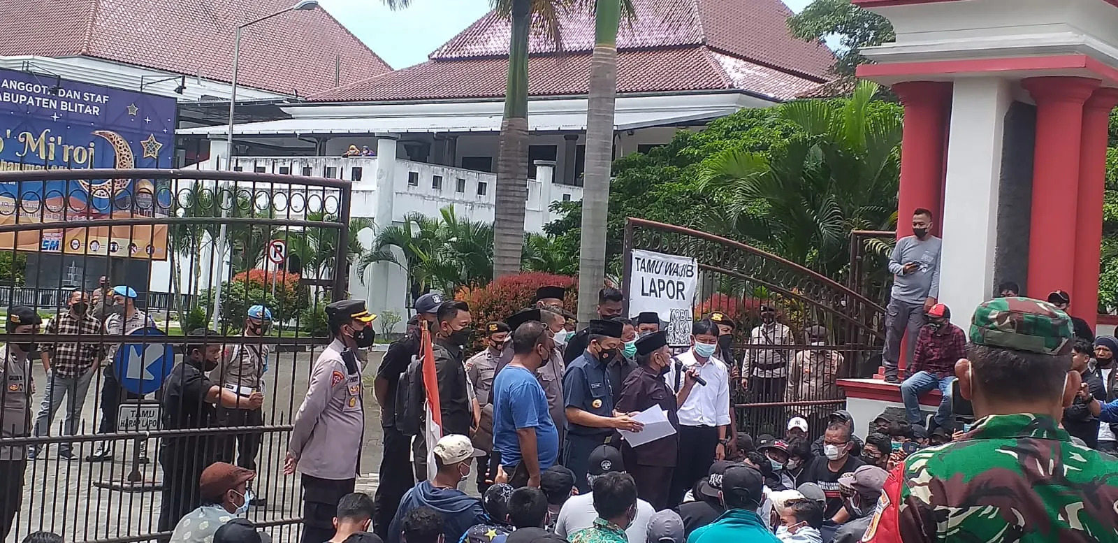 Temui Massa , Wabup Blitar Pastikan Pansus Hentikan Sementara Operasional Greenfields
