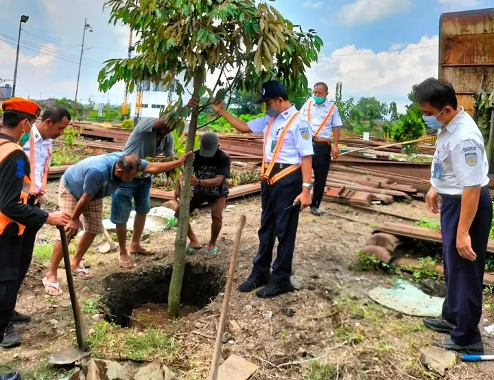 Sukseskan Program BUMN Hijaukan Indonesia, Daop 7 PT KAI Madiun Tanam Pohon di Sejumlah Stasiun di Wilayahnya