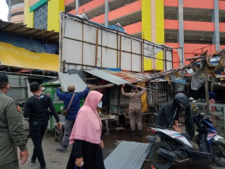 Suasana Pembongkaran TPS Pasar Turi Berlangsung Kondusif