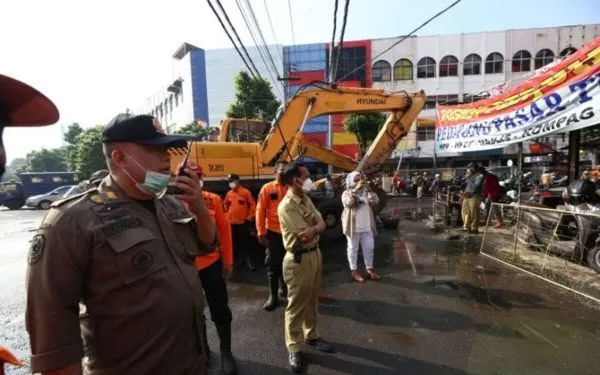15 Tahun Berdiri, TPS Pasar Turi Akhirnya Dihancurkan Petugas