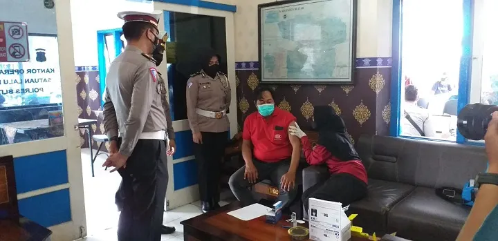 Satlantas Polres Blitar Gelar Gebyar Vaksin Ramadhan dengan para Pembayar Pajak di 5 Kantor Samsat