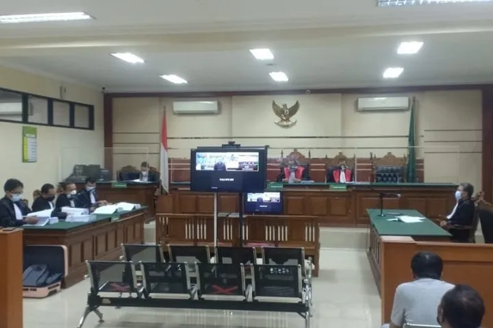 Bupati Non Aktif Probolinggo Bersama Suaminya, Dituntut 8 Tahun