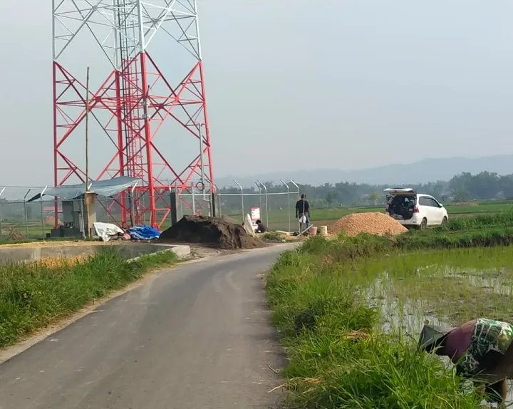 Satpol PP Didesak Segel Tower yang Diduga Bodong di Desa Krampon, Sampang