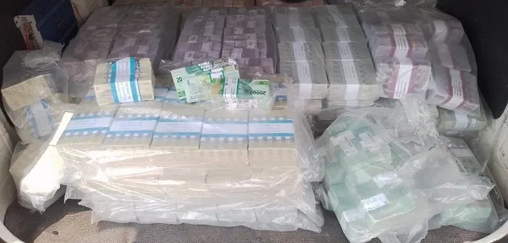 Polresta Mojokerto Amankan Dua Mobil Berisi Tumpukan Uang Rp 5 Miliar