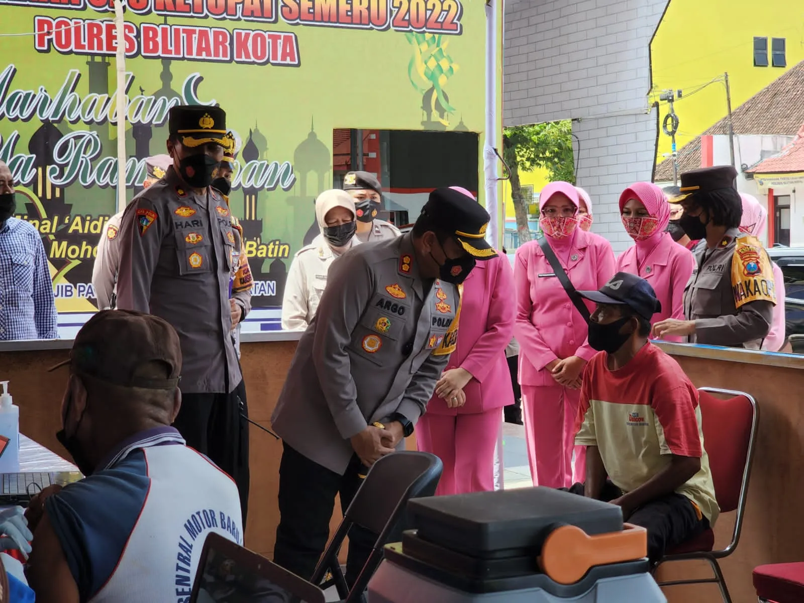 Kapolres Blitar Kota bersama Ketua Bhayangkari Cabang Blitar Sambangi Petugas Pospam dan Posyan