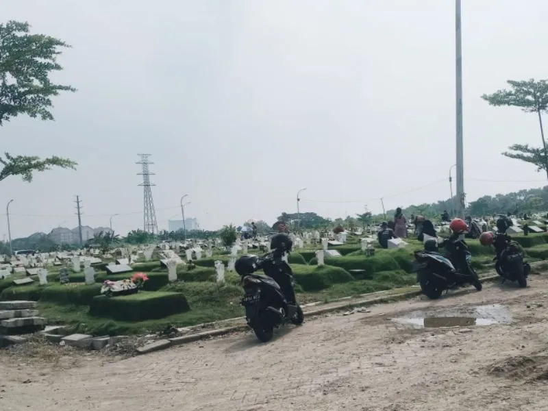 Jelang Ramadhan dan Festival Qingming, TPU Keputih Ramai Peziarah