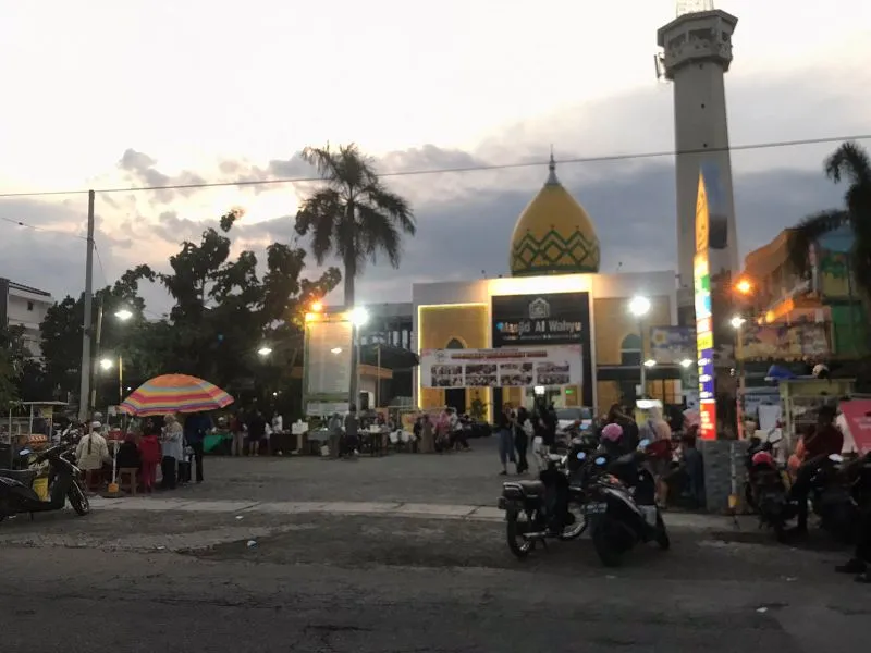 Masjid Al Wahyu Sediakan  Tempat Berjualan bagi Warga Sekitar Rungkut Menanggal