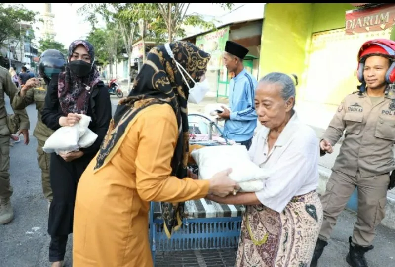 Istri Bupati Sampang Turun Gunung Temui Wong Cilik