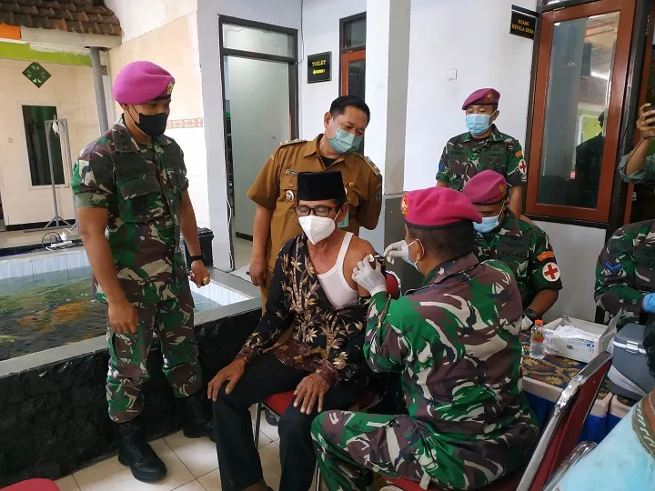 Pasmar 2 Vaksinasi Booster 800 Warga Desa Semampir Sedati