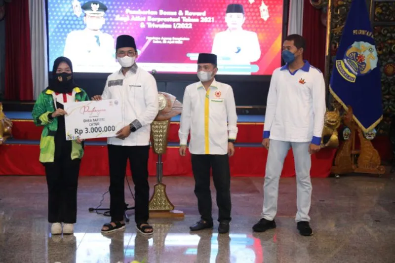Bersama Bupati, KONI Berikan Reward untuk Atlet Berprestasi
