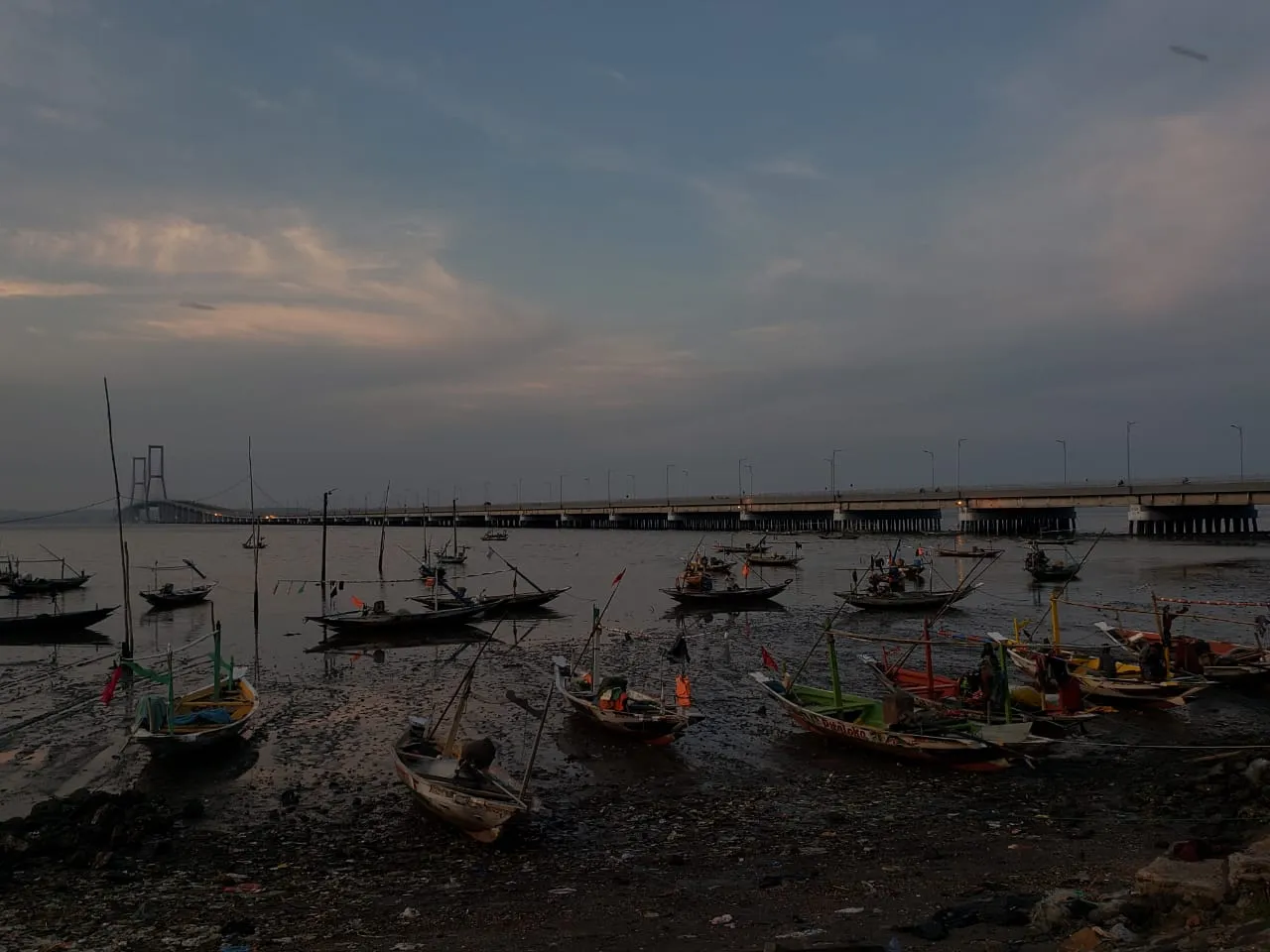 Ngabuburit Dengan Nikmati Indahnya Sunset Dari Kaki Jembatan Suramadu