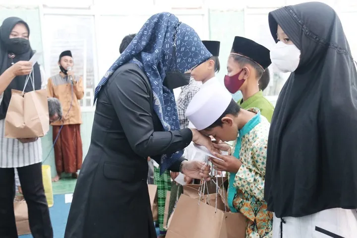 Bupati Mojokerto Serahkan Santunan di LKSA Abdulloh Latif Gemekan