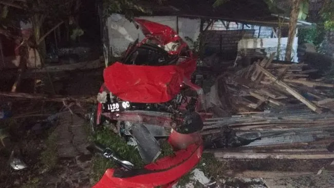 Kronologi Kereta Api Menabrak Mobil di Surabaya yang Menewaskan 3 Orang