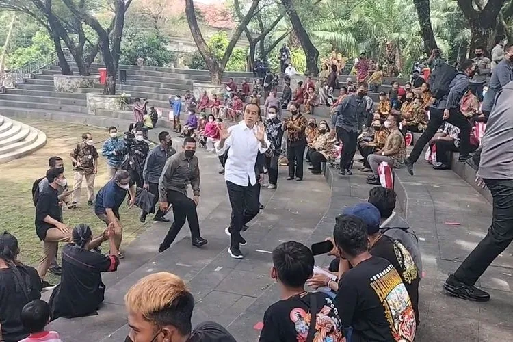 Blusukan, Jokowi Berani Lepas Masker
