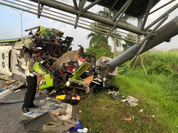 Bus Wisata Ngebut, Dikendarai Sopir Cadangan