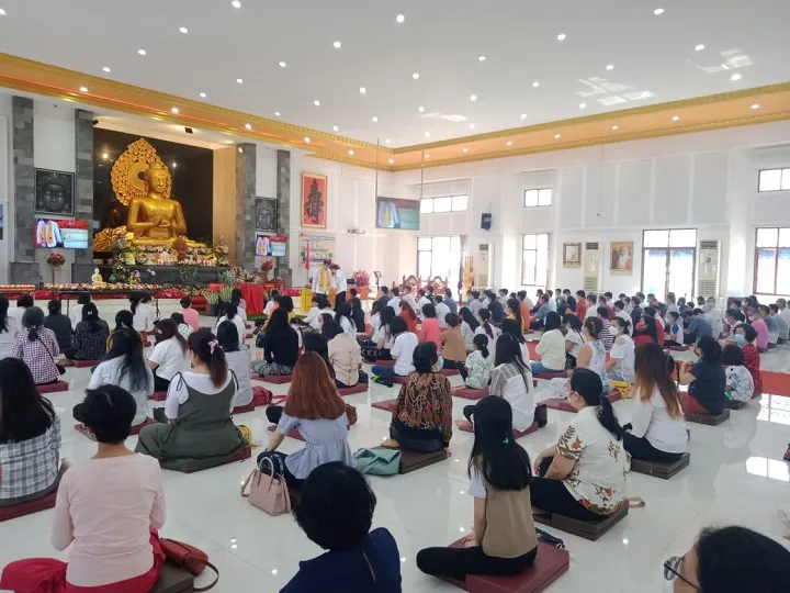 Perayaan Waisak di Vihara Buddhayana Darmawira Centre Berjalan Khidmat