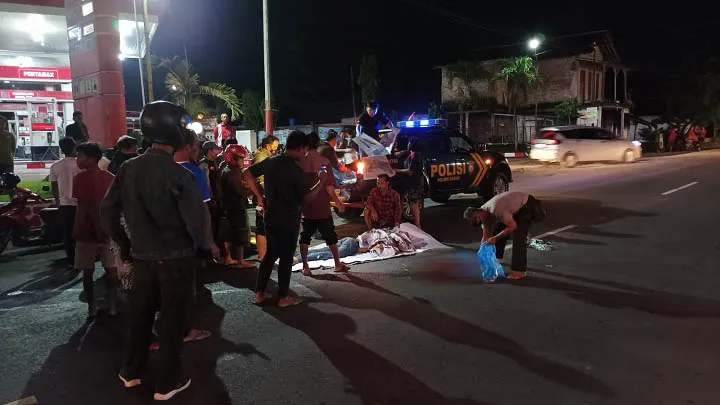 Jatuh Terpelanting dari Motornya, Kepala Terlindas Truk